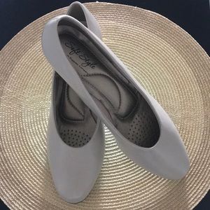 Soft Style by Hush Puppies MOYEN Low Heel Pumps. NWOT